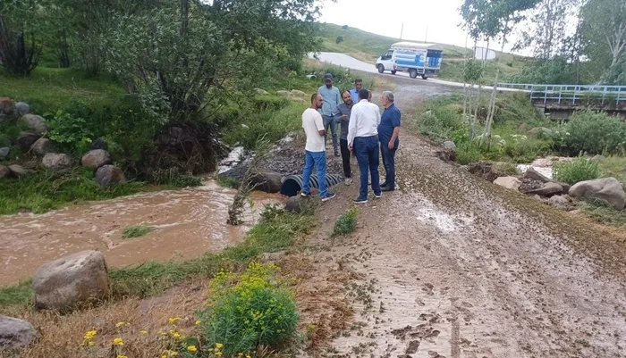 meteoroloji-uyarmisti-vanda-bircok-ilce-sele-teslim-oldu-1719268405451.jpg Meteoroloji uyarmıştı: Van'da birçok ilçe sele teslim oldu - 2