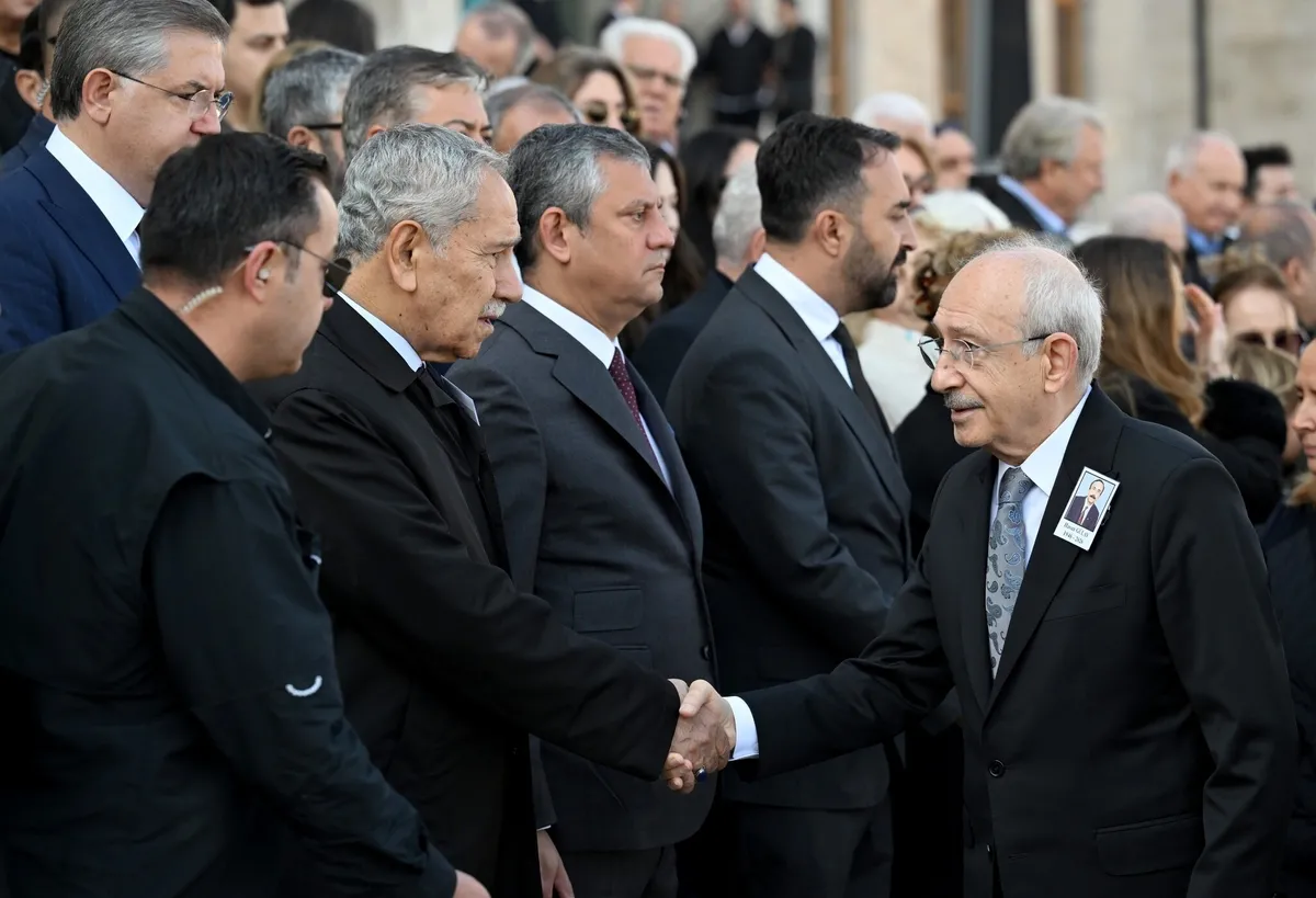 kilicdaroglu-ile-ozel-arasinda-soguk-ruzgarlar-yuzune-bakmadi-1792407092433.jpeg TBMM'deki cenaze töreninde buz gibi tokalaşma! Özgür Özel ile Kılıçdaroğlu arasında soğuk rüzgarlar - 2