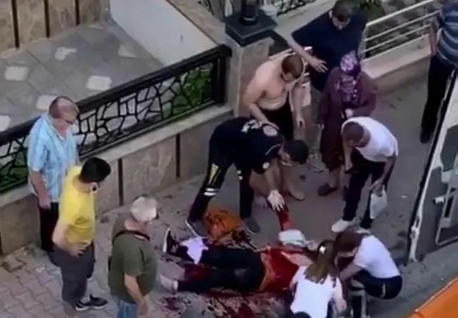 istanbulda-dehset-anlari-eski-esini-defalarca-bicaklayip-olmesi-icin-basinda-bekledi-1624883316704.jpg İstanbul’da dehşet anları! Eski eşini defalarca bıçaklayıp ölmesi için başında bekledi