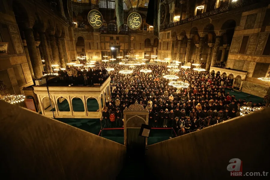 Tüm Türkiye depremde vefat edenler için ellerini semaya kaldırdı 2