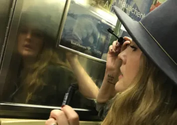 Drew Barrymore metroda makyaj yaptı