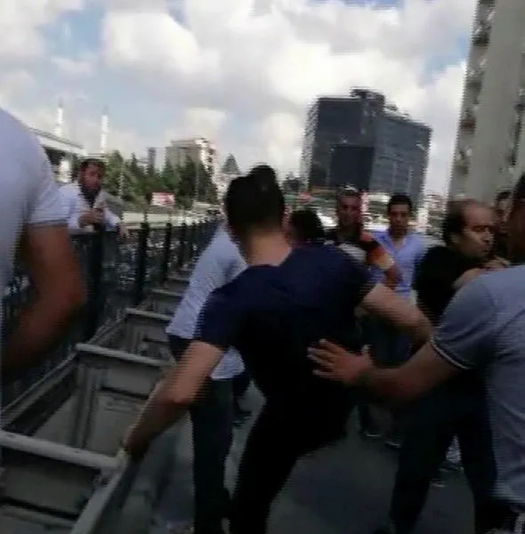 Çocuğunun kafasını demir bariyerlere vuran babaya linç girişimi - 1