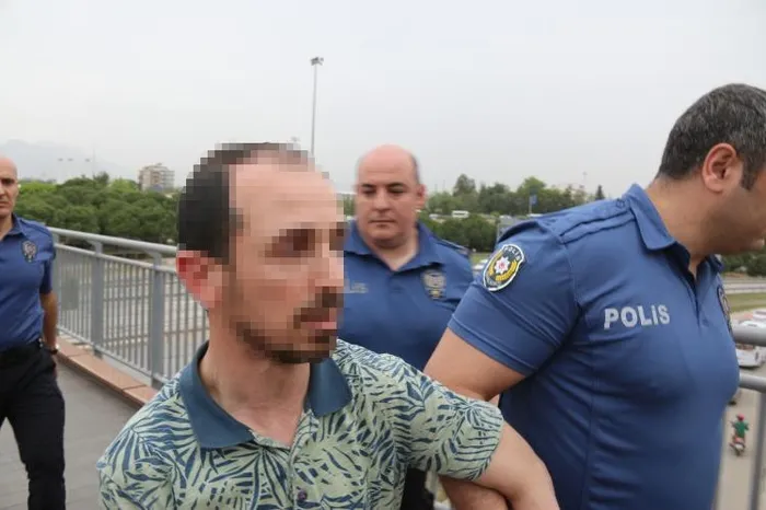 elinde-benzin-bidonuyla-ust-gecide-cikti-annesine-ve-polislere-zor-anlar-yasatti-merakli-vatandaslar-o-anlar-s-1714061876796.jpg Elinde benzin bidonuyla üst geçide çıktı! Annesine ve polislere zor anlar yaşattı | Meraklı vatandaşlar o anlar saniye saniye görüntüledi - 5