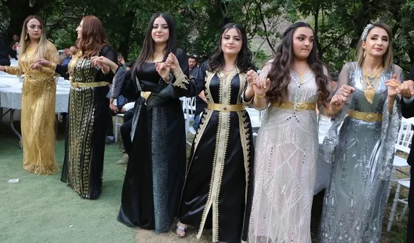 kiloyla-altin-taktilar-dugunde-geline-ve-damada-takilan-takilar-dudak-ucuklatti-1653310235029.jpg Kiloyla altın taktılar! Hakkari'de düğünde geline ve damada takılan takılar dudak uçuklattı - 4