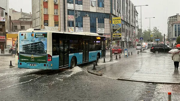 Aniden bastıran yağmur 10 dakikada yolları göle çevirdi - 1