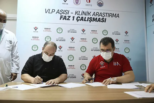 Bakan Mustafa Varank, VLP temelli Covid-19 aşısı yaptırdı