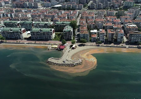 Marmara Denizi turuncuya boyandı, koku vatandaşları tedirgin etti