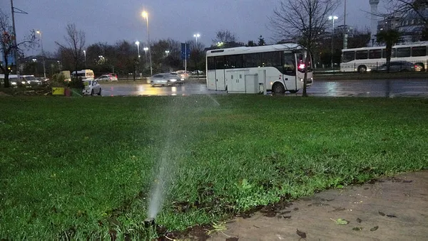 Türkiye kuraklık ile mücadele ederken CHP yağmurda çim suladı - 4