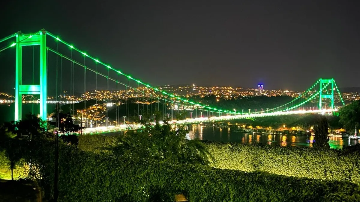 FSM Köprüsü Skolyoz Farkındalık Günü nedeniyle yeşile büründü