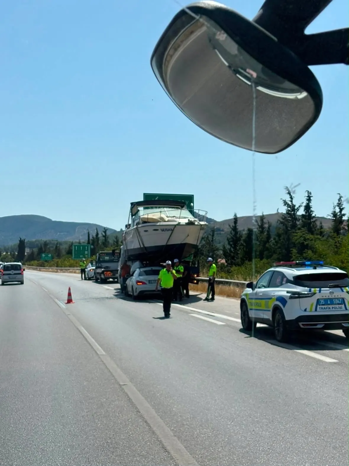 İzmir-Çeşme Otoyolu'nda kaza! Otomobil teknenin altına girdi