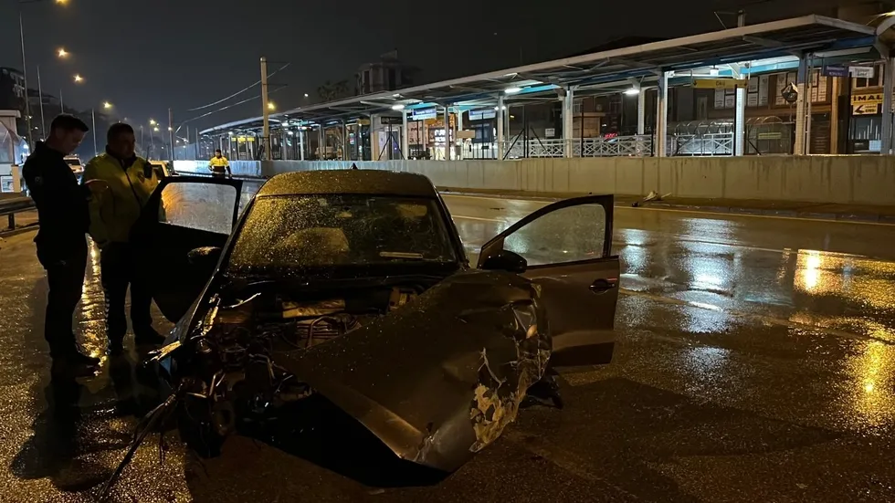 Bursa’da bariyerlere çarpan otomobilin motoru koptu - 2