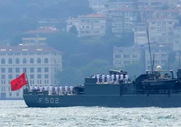 İstanbul Boğazı'nda dikkat çeken görüntü