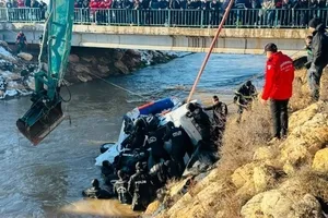 Düşen araçtan 3 çocuğun cansız bedeni çıkarıldı!