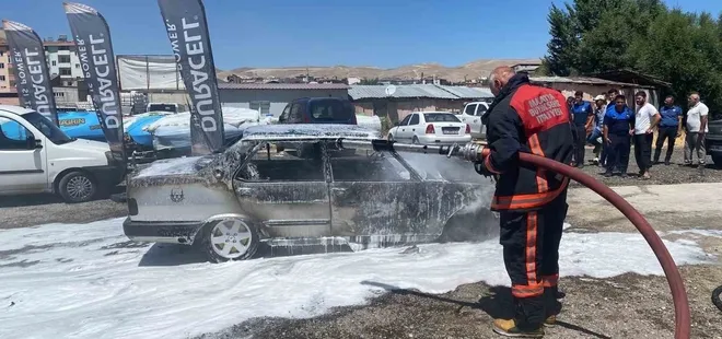 Park halindeki otomobil alev alev yandı