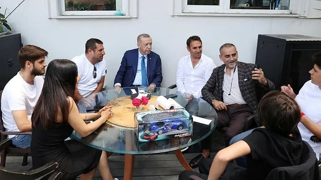 Başkan Erdoğan Üsküdar'da çay davetini geri çevirmedi