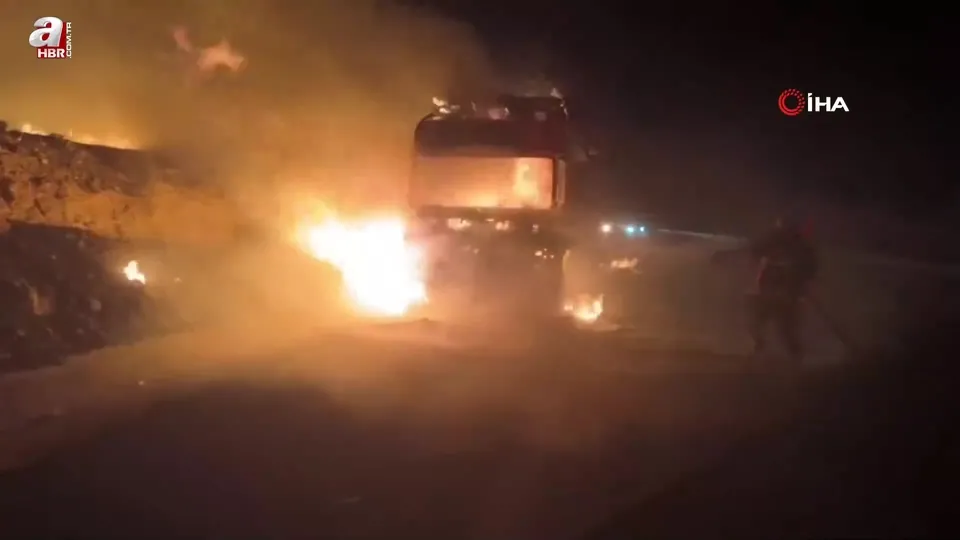 Şanlıurfa’da saman yüklü TIR alev aldı