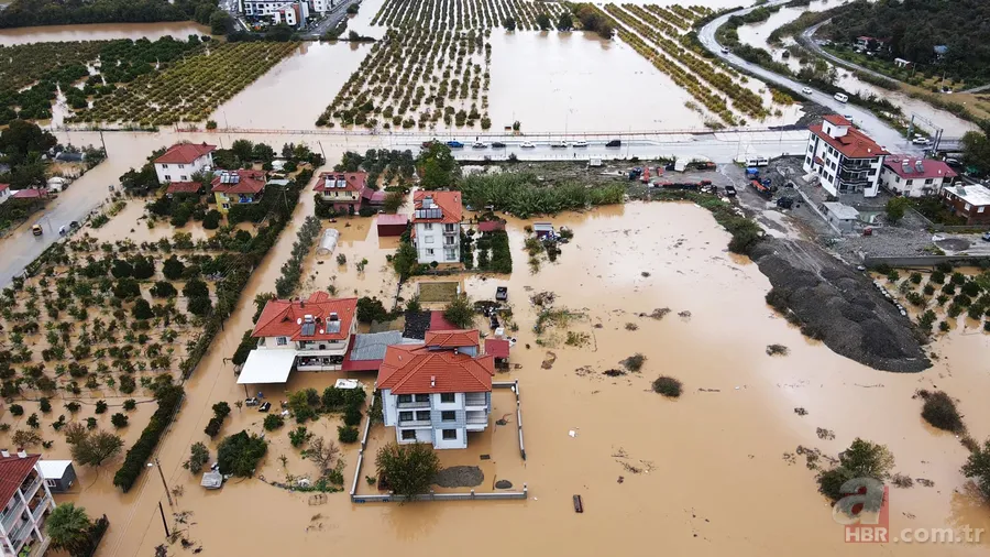 Muğla'da sağanak hayatı felç etti! Dalaman'da dere taştı, evler sular altında kaldı 8