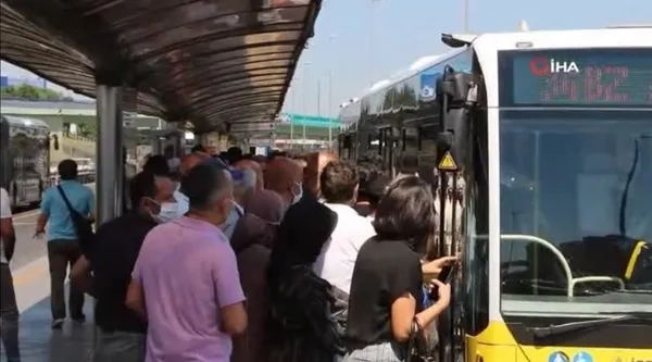 Son dakika: Metrobüste bayram arifesinde korkutan manzara! Cevizlibağ durağında dikkat çeken yoğunluk - 3