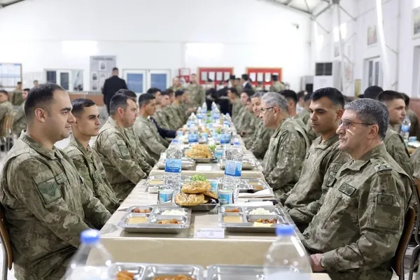 bakan-guler-sanliurfada-askerlerle-iftar-yapti-1712702239351.jpg Bakan Güler Şanlıurfa'da askerlerle iftar yaptı - 2