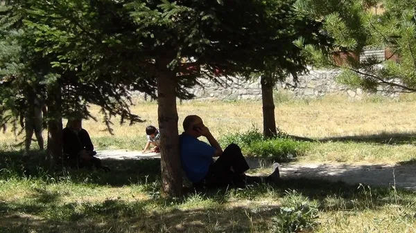 karsta-termometreler-35i-gordu-sicaga-dayanamayan-vatandaslar-evlerinde-kaldi-1660742540863.jpg Kars’ta termometreler 35’i gördü! Sıcağa dayanamayan vatandaşlar evlerinde kaldı - 2