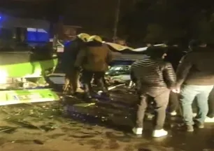 Arnavutköy'de özel halk otobüsü ile otomobil çarpıştı: 4 yaralı