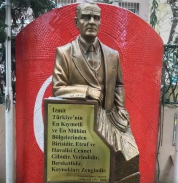 CHP’li İzmit Belediyesi’nden skandal Atatürk heykeli
