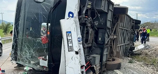 Konya'da feci kaza! Kayganlaşan yolda yolcu otobüsü devrildi: 14 yaralı