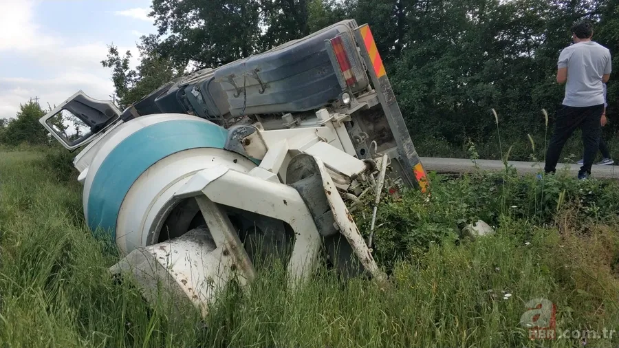 Seyir halindeki beton mikseri yol çökünce şarampole devrildi 7
