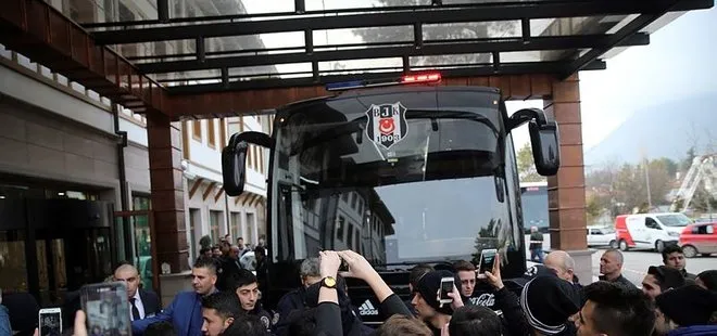 Beşiktaş otobüsüne taşlı saldırı