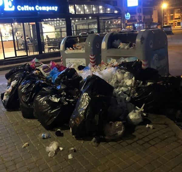 İzmir çöpten geçilmiyor! Çiğli’de çöpler konteynerlerden sokağa taştı