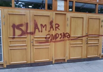 Stockholm'deki bir caminin kapısına "İslam kötülük dinidir" yazıldı