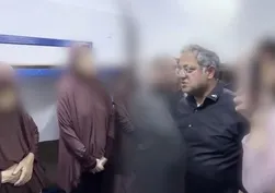 Siyonist bakandan zindanda alçak provokasyon! Kadın tutukluların hücresini basıp küstahça alay etti