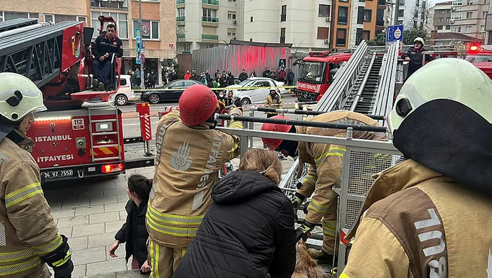 Kadıköy'de istinat duvarı çöktü: 5 katlı bina... - 3