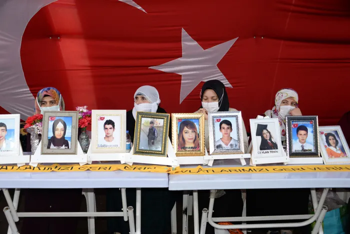 Evlat nöbetindeki ailelerin 'Başkan Erdoğan' heyecanı: Dört gözle yolunu bekliyoruz - 3