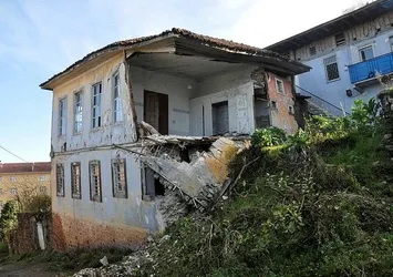 Sürmene denize kayıyor