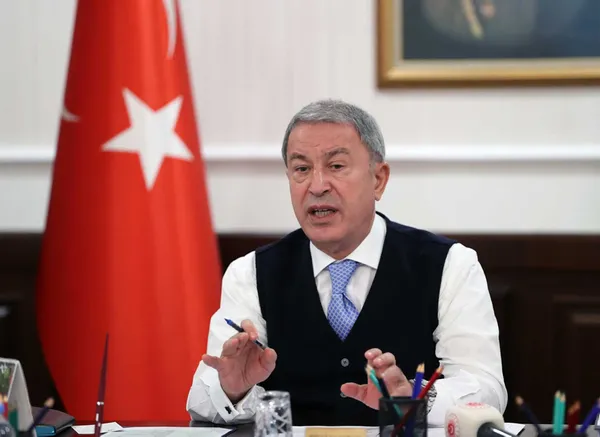 Bakan Akar, Burak Haktanır ile görüşecek! Yönetmen Özcan Alper’e O kadın TSK’ya iftira attı diyerek tepki göstermişti