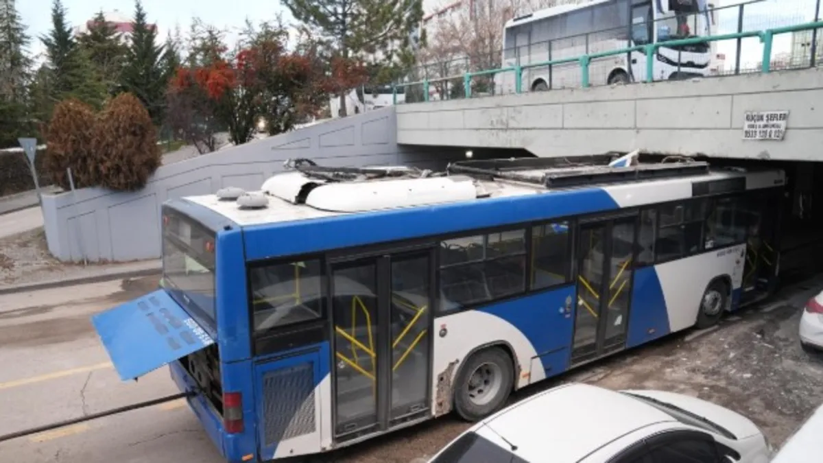 Ankara'da korkutan kaza! EGO otobüsü köprüye sıkıştı