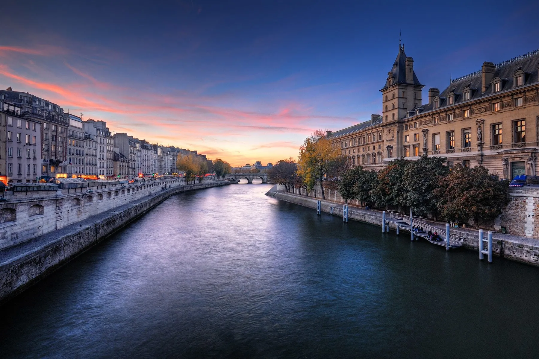 Fransa'nın başkenti Paris'teki Sen Nehri'nde bulunan insan kemikleriyle ilgili soruşturma başlatıldı