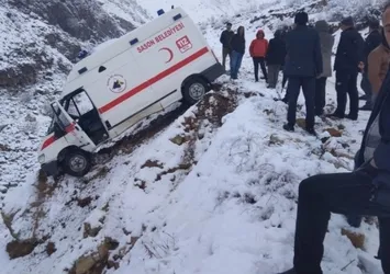 Batman'da cenaze aracı uçuruma sürüklendi: Şoför atlayarak kurtuldu