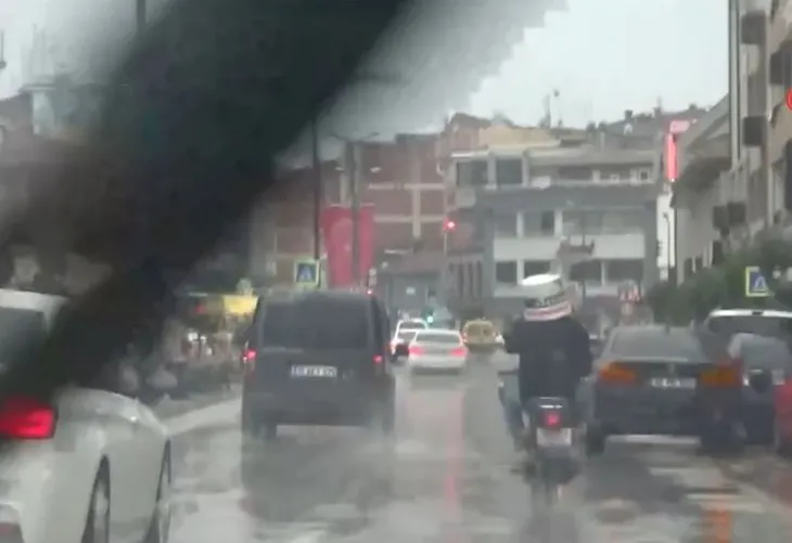 Son dakika: Bursa’da trafikte şaşırtan görüntü! Kafasında kovayla..