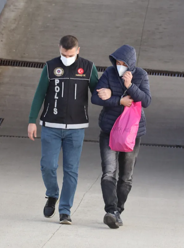 adanada-uyusturucu-operasyonu-bal-dolu-kovadan-914-gram-uyusturucu-ele-gecirildi-1642318451674.jpg