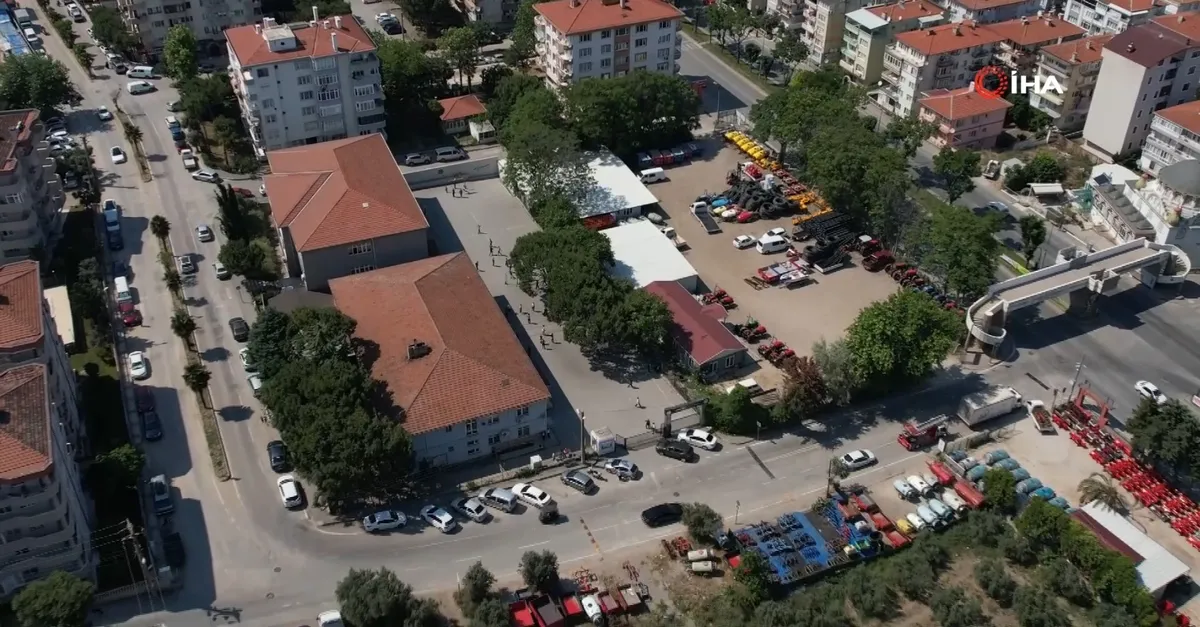 Bu okulda çocuklar ölümle burun buruna! En ufak sarsıntıda yıkılacak okulun gölgesinde oyun oynuyorlar