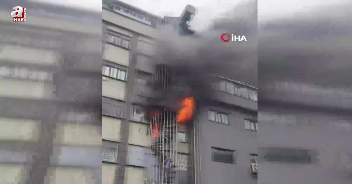Sultangazi’de ayakkabı imalathanesinde çıkan yangında can pazarı kamerada