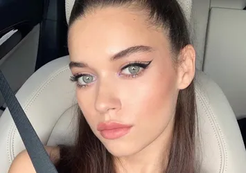 Afra Saraçoğlu'na havalimanında büyük şok! Uçağa alınmadı