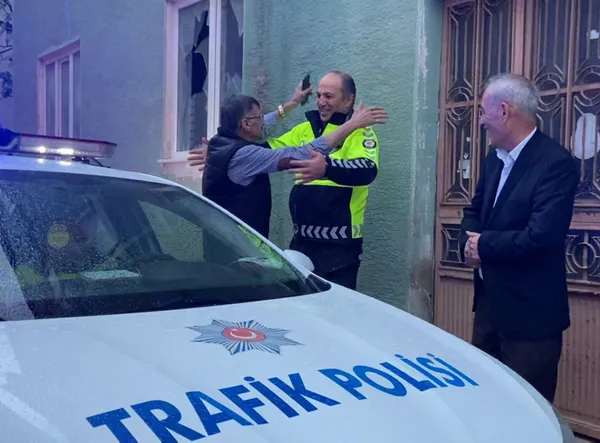 kaza-yapan-alkollu-surucuden-ilginc-hareket-trafik-polisine-sarilip-bayramlasti-1651585155783.jpg Kaza yapan alkollü sürücüden ilginç hareket! Trafik polisine sarılıp bayramlaştı - 2