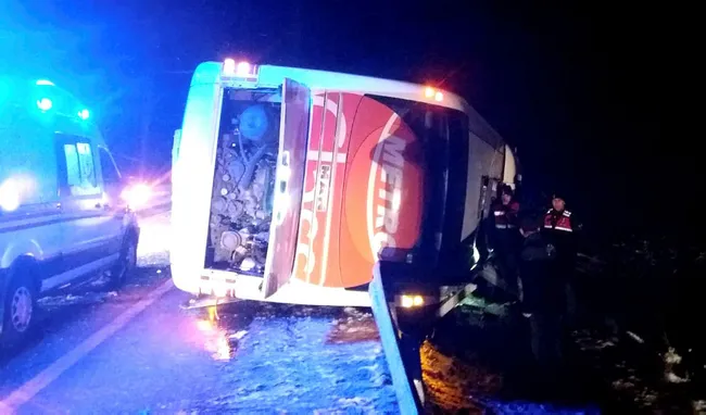 Son dakika: Kırşehir'de yolcu otobüsü devrildi: 13 yaralı - 1