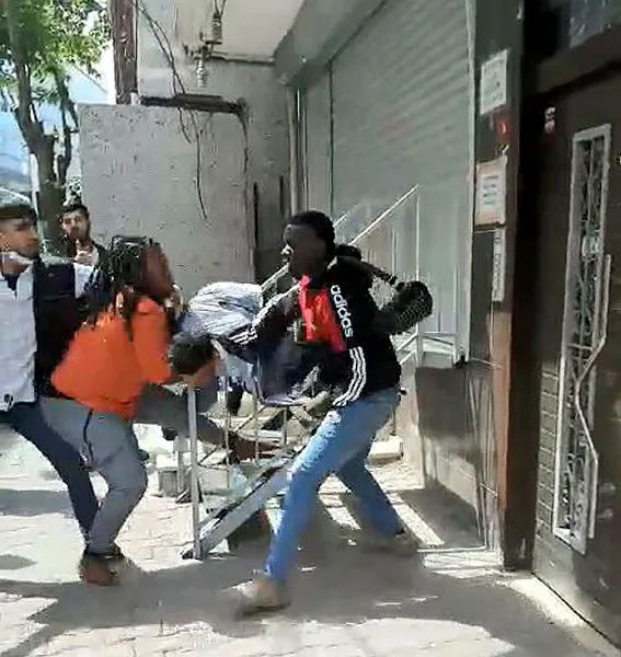 İstanbul’da paraları çalınan Afrikalı çift çılgına döndü! Tekmeli-yumruklu kavga çıktı - 4