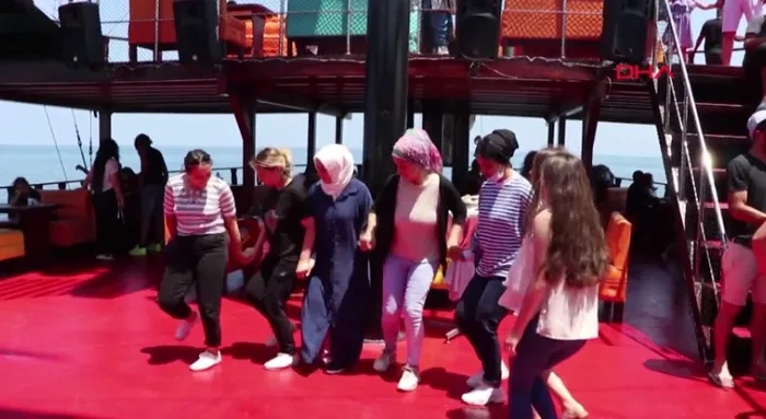 Düzce’de gezi teknesinde sosyal mesafesiz horon! - 2