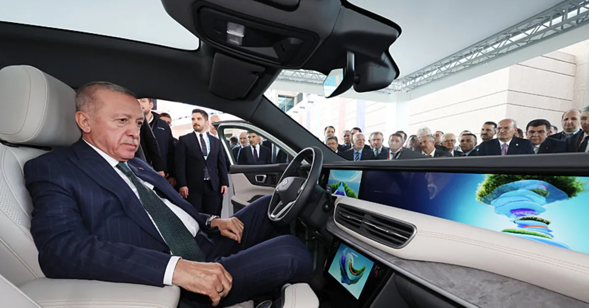 Başkan Erdoğan TOGG’un yeni modeli T10F’i inceledi!