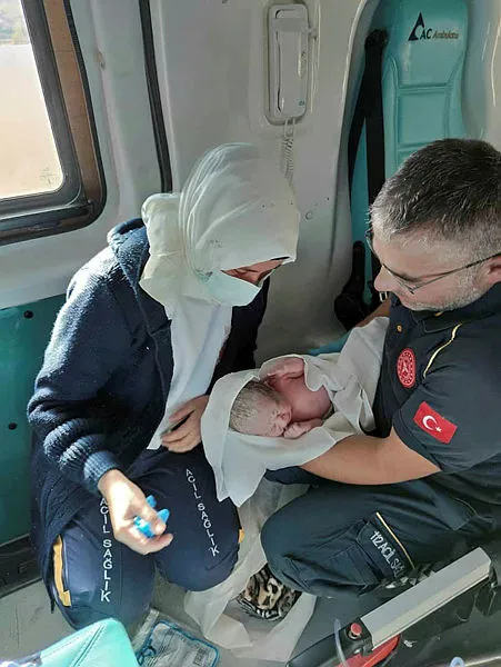 Sağlık Bakanı Fahrettin Koca'nın paylaştığı "aceleci bebek" ve annesinin sağlık durumu iyi - 2